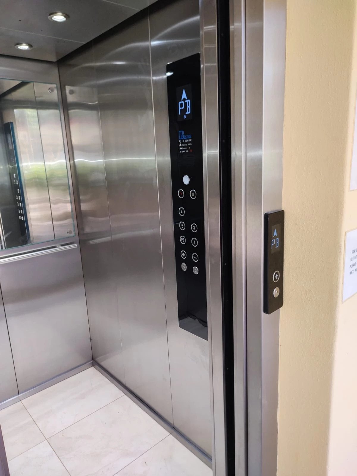 Diseño de cabina en acero inoxidable. Venta de ascensores que combinan elegancia y funcionalidad nuestra lineal SELECT EE